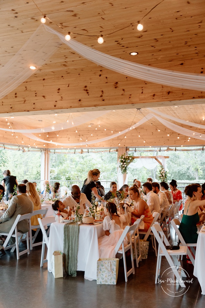 Tent wedding reception. Mariage à la Pointe-du-Moulin. Photographe mariage à Montréal. Pointe-du-Moulin wedding. Montreal wedding photographer.