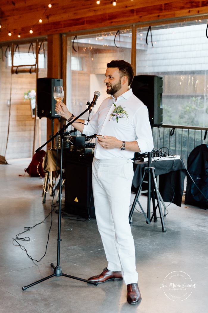 Best man speech and toast. Tent wedding reception. Mariage à la Pointe-du-Moulin. Photographe mariage à Montréal. Pointe-du-Moulin wedding. Montreal wedding photographer.