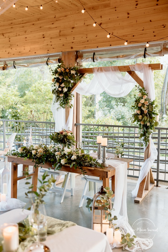 White gold and green wedding reception decor. Mariage à la Pointe-du-Moulin. Photographe mariage à Montréal. Pointe-du-Moulin wedding. Montreal wedding photographer.