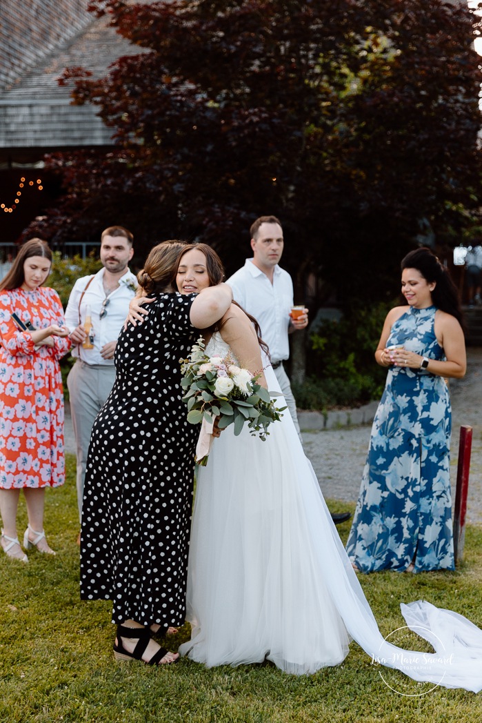 Outdoor wedding cocktail ideas. Mariage à la Pointe-du-Moulin. Photographe mariage à Montréal. Pointe-du-Moulin wedding. Montreal wedding photographer.