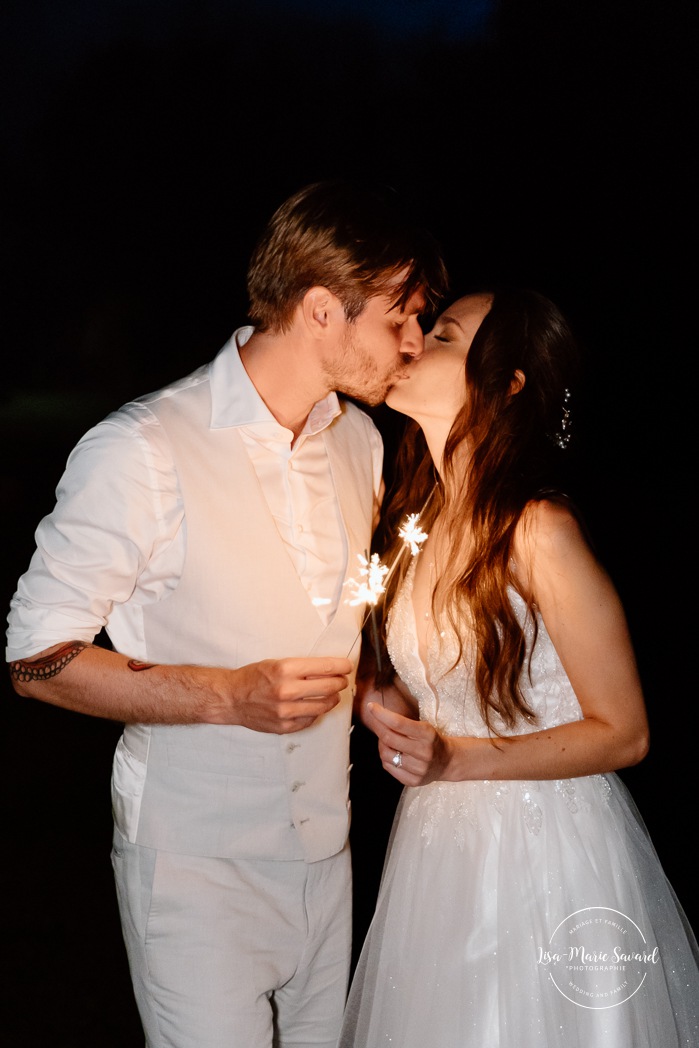 Wedding sparklers photos. Wedding exit with sparklers. Sparklers wedding photos. Mariage à la Pointe-du-Moulin. Photographe mariage à Montréal. Pointe-du-Moulin wedding. Montreal wedding photographer.