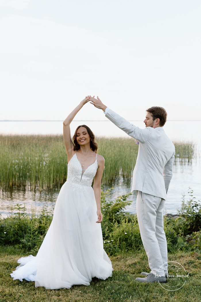 Lakefront wedding photos. Riverfront wedding photos. Mariage à la Pointe-du-Moulin. Photographe mariage à Montréal. Pointe-du-Moulin wedding. Montreal wedding photographer.