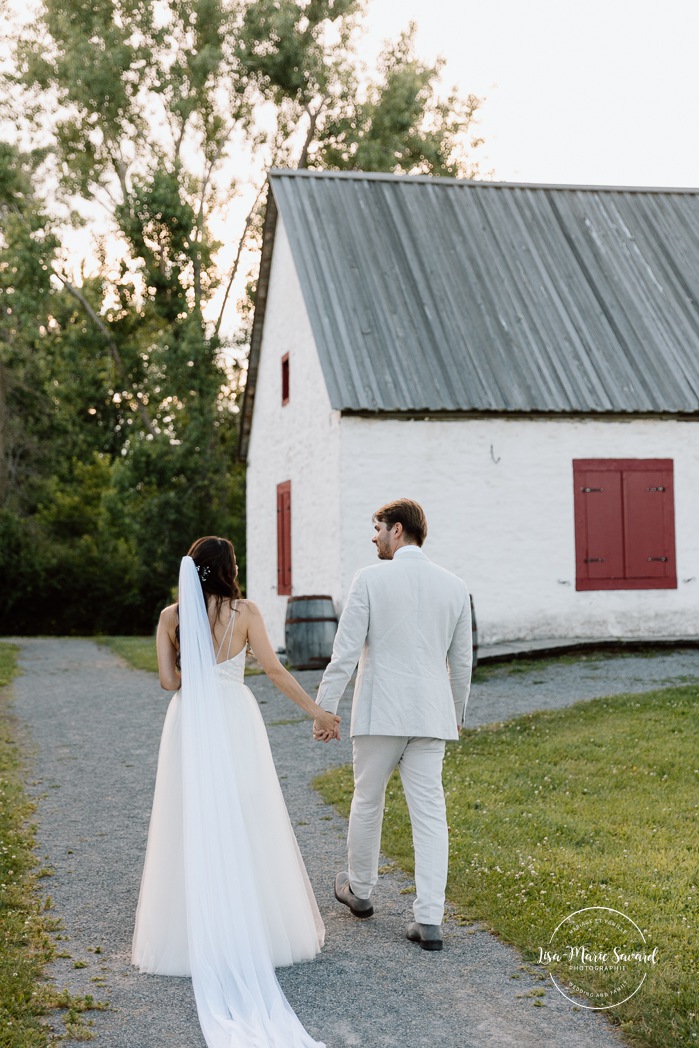 Romantic wedding photos. Country house wedding photos. Mariage à la Pointe-du-Moulin. Photographe mariage à Montréal. Pointe-du-Moulin wedding. Montreal wedding photographer.