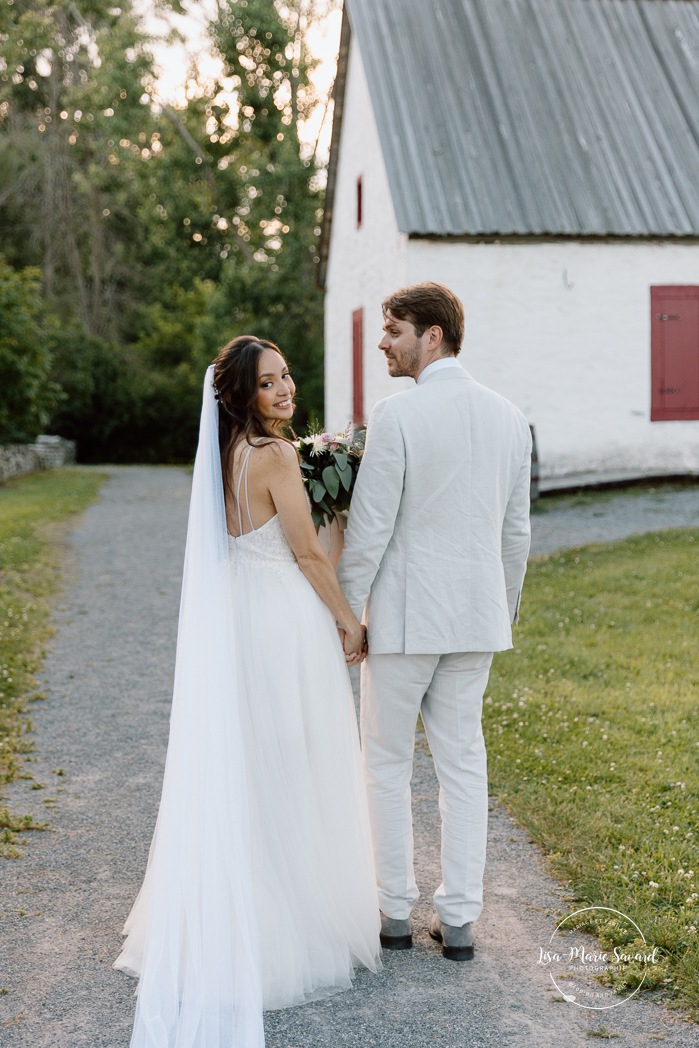 Romantic wedding photos. Country house wedding photos. Mariage à la Pointe-du-Moulin. Photographe mariage à Montréal. Pointe-du-Moulin wedding. Montreal wedding photographer.