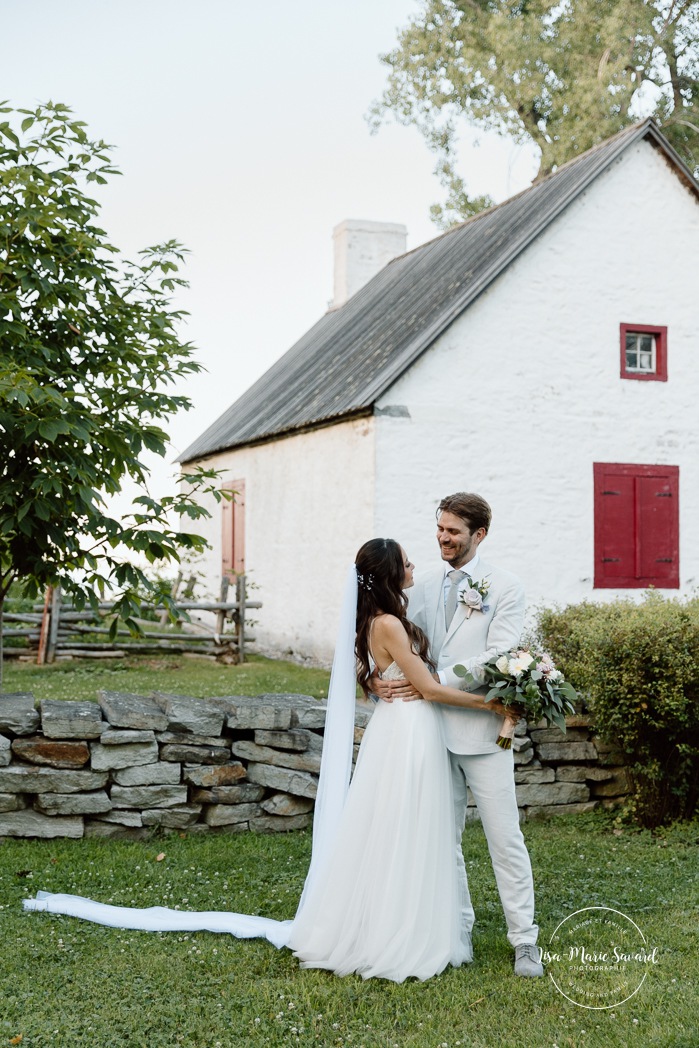 Romantic wedding photos. Country house wedding photos. Mariage à la Pointe-du-Moulin. Photographe mariage à Montréal. Pointe-du-Moulin wedding. Montreal wedding photographer.