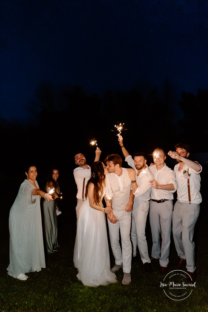 Wedding sparklers photos. Wedding exit with sparklers. Sparklers wedding photos. Mariage à la Pointe-du-Moulin. Photographe mariage à Montréal. Pointe-du-Moulin wedding. Montreal wedding photographer.