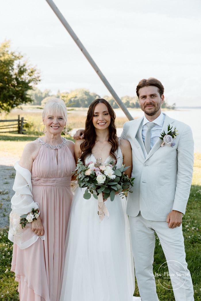 Lakefront wedding family photos. Waterfront wedding photos. Mariage à la Pointe-du-Moulin. Photographe mariage à Montréal. Pointe-du-Moulin wedding. Montreal wedding photographer.