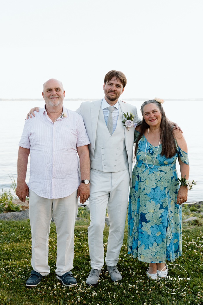 Lakefront wedding family photos. Waterfront wedding photos. Mariage à la Pointe-du-Moulin. Photographe mariage à Montréal. Pointe-du-Moulin wedding. Montreal wedding photographer.