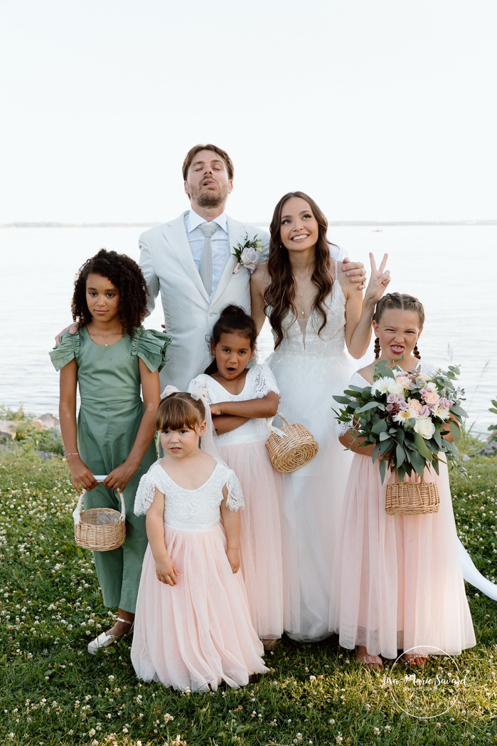 Lakefront wedding family photos. Waterfront wedding photos. Mariage à la Pointe-du-Moulin. Photographe mariage à Montréal. Pointe-du-Moulin wedding. Montreal wedding photographer.