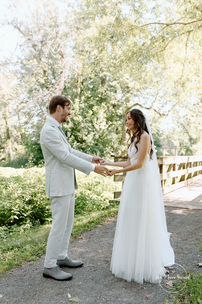 Cute first look reaction. Wedding first look ideas. Mariage à la Pointe-du-Moulin. Photographe mariage à Montréal. Pointe-du-Moulin wedding. Montreal wedding photographer.