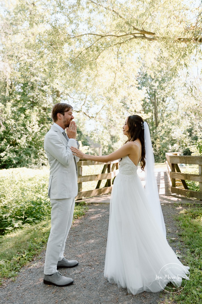 Cute first look reaction. Wedding first look ideas. Mariage à la Pointe-du-Moulin. Photographe mariage à Montréal. Pointe-du-Moulin wedding. Montreal wedding photographer.