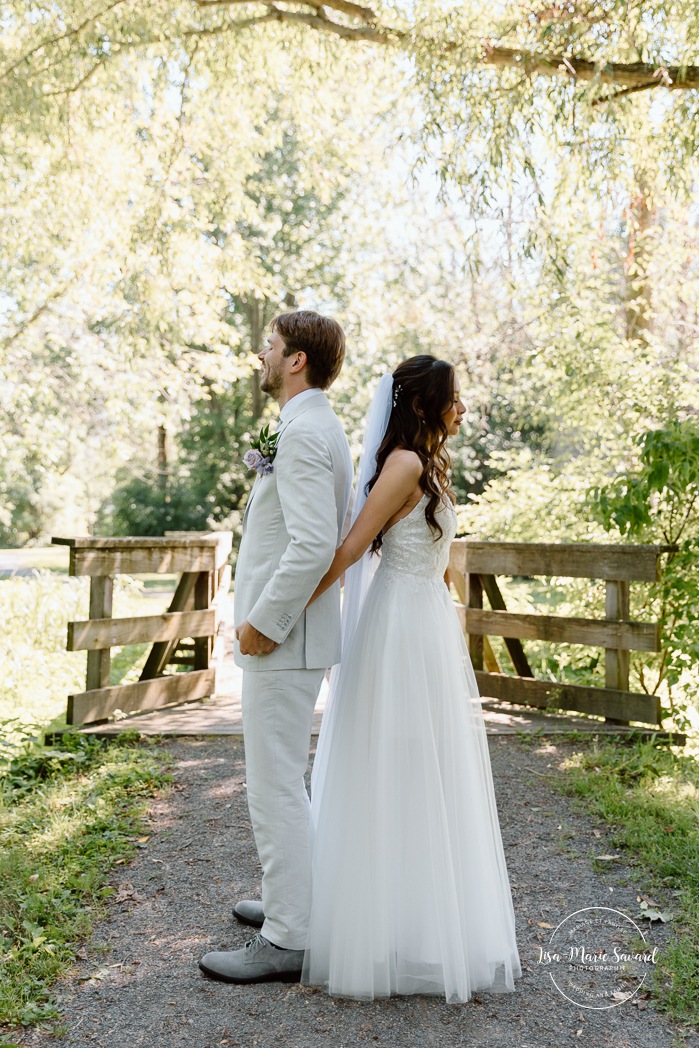 Cute first look reaction. Wedding first look ideas. Mariage à la Pointe-du-Moulin. Photographe mariage à Montréal. Pointe-du-Moulin wedding. Montreal wedding photographer.