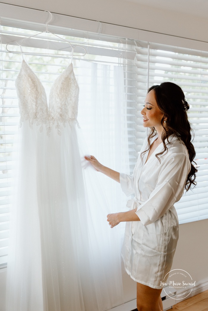 Bride getting ready by herself in cottage. Mariage à la Pointe-du-Moulin. Photographe mariage à Montréal. Pointe-du-Moulin wedding. Montreal wedding photographer.