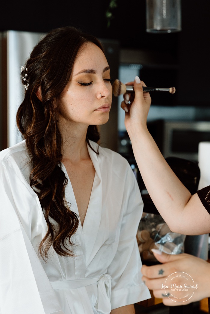 Bride getting ready by herself in cottage. Mariage à la Pointe-du-Moulin. Photographe mariage à Montréal. Pointe-du-Moulin wedding. Montreal wedding photographer.