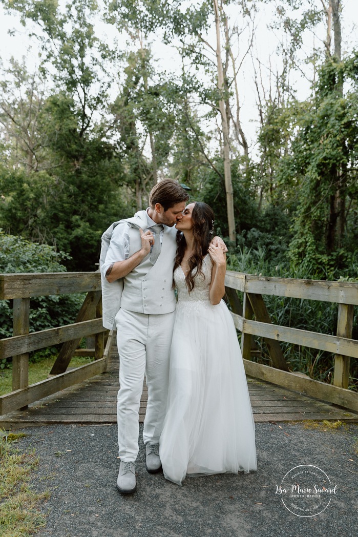 Dusk wedding photos. Lakefront wedding photos. Waterfront wedding photos. Romantic wedding photos. Mariage à la Pointe-du-Moulin. Photographe mariage à Montréal. Pointe-du-Moulin wedding. Montreal wedding photographer.