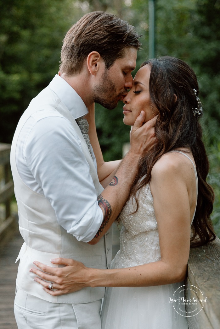 Dusk wedding photos. Lakefront wedding photos. Waterfront wedding photos. Romantic wedding photos. Mariage à la Pointe-du-Moulin. Photographe mariage à Montréal. Pointe-du-Moulin wedding. Montreal wedding photographer.