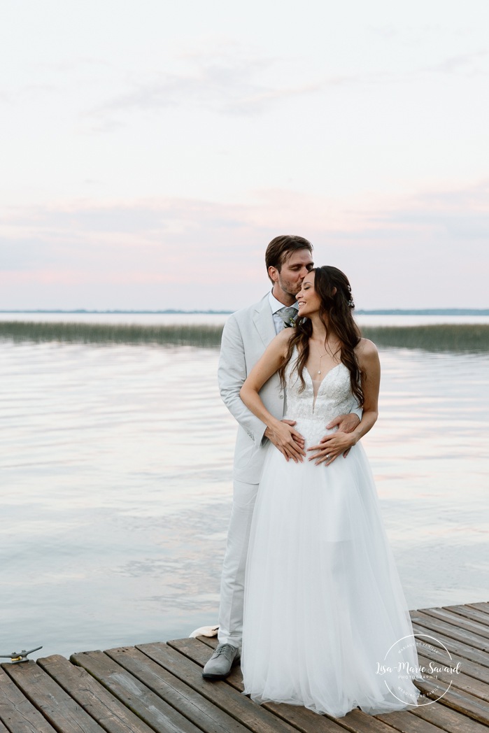 Dusk wedding photos. Lakefront wedding photos. Waterfront wedding photos. Romantic wedding photos. Mariage à la Pointe-du-Moulin. Photographe mariage à Montréal. Pointe-du-Moulin wedding. Montreal wedding photographer.