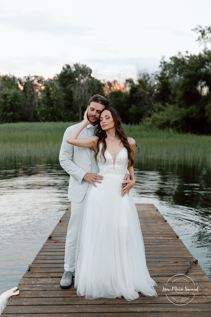 Dusk wedding photos. Lakefront wedding photos. Waterfront wedding photos. Romantic wedding photos. Mariage à la Pointe-du-Moulin. Photographe mariage à Montréal. Pointe-du-Moulin wedding. Montreal wedding photographer.