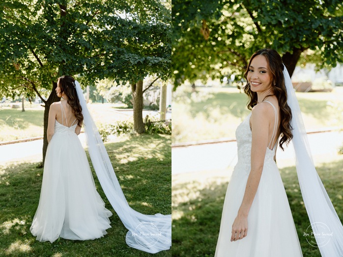 Bride getting ready by herself in cottage. Mariage à la Pointe-du-Moulin. Photographe mariage à Montréal. Pointe-du-Moulin wedding. Montreal wedding photographer.