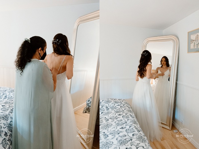 Bride getting ready by herself in cottage. Mariage à la Pointe-du-Moulin. Photographe mariage à Montréal. Pointe-du-Moulin wedding. Montreal wedding photographer.