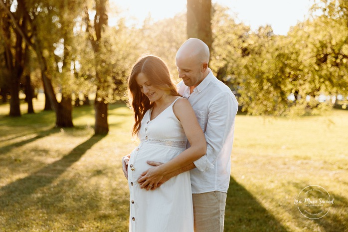 Golden hour maternity photos. Urban park maternity photos. Romantic maternity photos. Photographe à Lachine. Lachine photographer. Séance photo au parc René-Lévesque. Photos de maternité à Lachine.