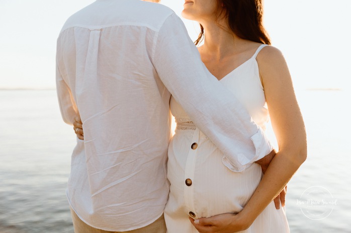 Waterfront maternity photos. River maternity photos. Lake maternity photos. Golden hour maternity photos. Romantic maternity photos. Photographe à Lachine. Lachine photographer. Séance photo au parc René-Lévesque. Photos de maternité à Lachine.