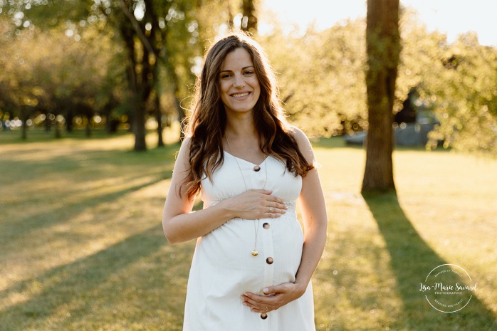 Golden hour maternity photos. Urban park maternity photos. Romantic maternity photos. Photographe à Lachine. Lachine photographer. Séance photo au parc René-Lévesque. Photos de maternité à Lachine.