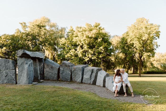 Golden hour maternity photos. Urban park maternity photos. Romantic maternity photos. Photographe à Lachine. Lachine photographer. Séance photo au parc René-Lévesque. Photos de maternité à Lachine.