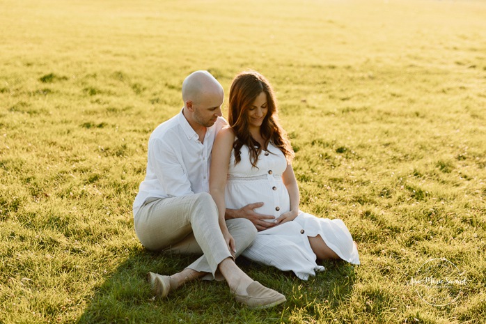 Golden hour maternity photos. Urban park maternity photos. Romantic maternity photos. Photographe à Lachine. Lachine photographer. Séance photo au parc René-Lévesque. Photos de maternité à Lachine.