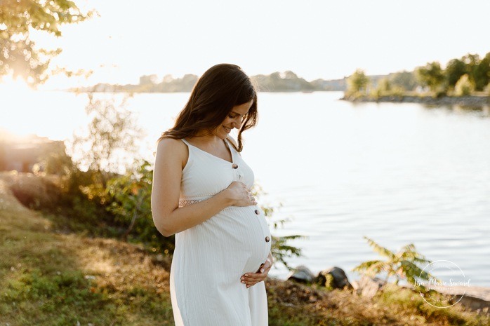 Waterfront maternity photos. River maternity photos. Lake maternity photos. Golden hour maternity photos. Romantic maternity photos. Photographe à Lachine. Lachine photographer. Séance photo au parc René-Lévesque. Photos de maternité à Lachine.