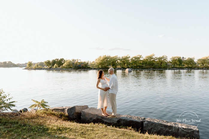 Waterfront maternity photos. River maternity photos. Lake maternity photos. Golden hour maternity photos. Romantic maternity photos. Photographe à Lachine. Lachine photographer. Séance photo au parc René-Lévesque. Photos de maternité à Lachine.