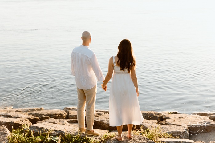 Waterfront maternity photos. River maternity photos. Lake maternity photos. Golden hour maternity photos. Romantic maternity photos. Photographe à Lachine. Lachine photographer. Séance photo au parc René-Lévesque. Photos de maternité à Lachine.