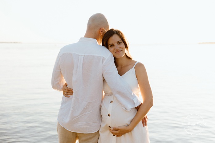 Waterfront maternity photos. River maternity photos. Lake maternity photos. Golden hour maternity photos. Romantic maternity photos. Photographe à Lachine. Lachine photographer. Séance photo au parc René-Lévesque. Photos de maternité à Lachine.