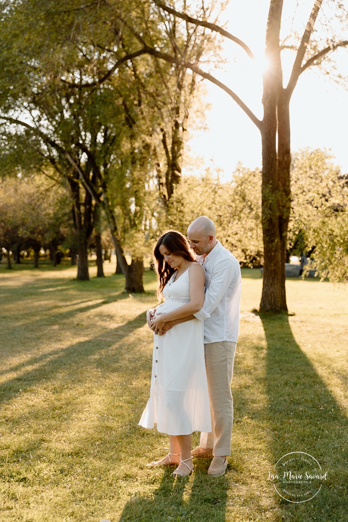 Waterfront maternity photos. River maternity photos. Lake maternity photos. Golden hour maternity photos. Romantic maternity photos. Photographe à Lachine. Lachine photographer. Séance photo au parc René-Lévesque. Photos de maternité à Lachine.