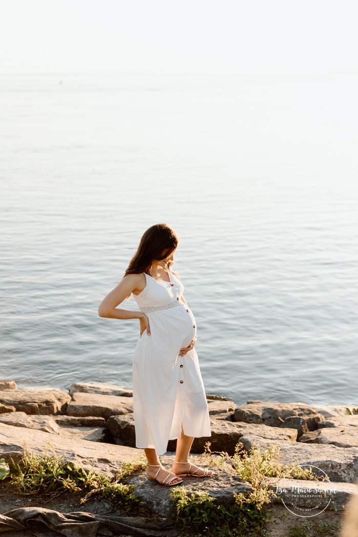 Waterfront maternity photos. River maternity photos. Lake maternity photos. Golden hour maternity photos. Romantic maternity photos. Photographe à Lachine. Lachine photographer. Séance photo au parc René-Lévesque. Photos de maternité à Lachine.