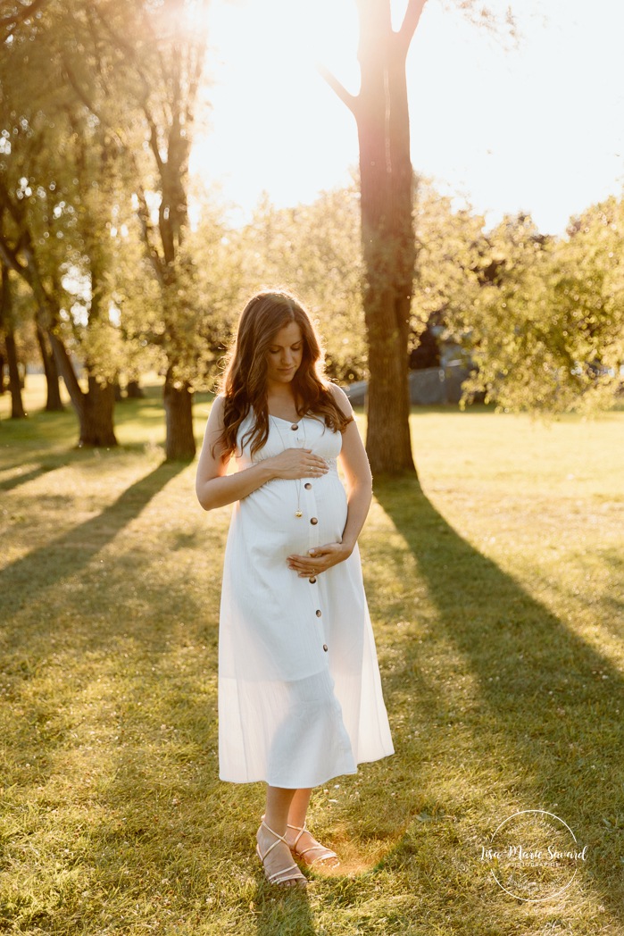 Golden hour maternity photos. Urban park maternity photos. Romantic maternity photos. Photographe à Lachine. Lachine photographer. Séance photo au parc René-Lévesque. Photos de maternité à Lachine.