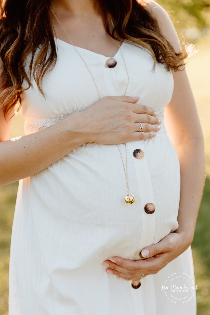 Golden hour maternity photos. Urban park maternity photos. Romantic maternity photos. Photographe à Lachine. Lachine photographer. Séance photo au parc René-Lévesque. Photos de maternité à Lachine.