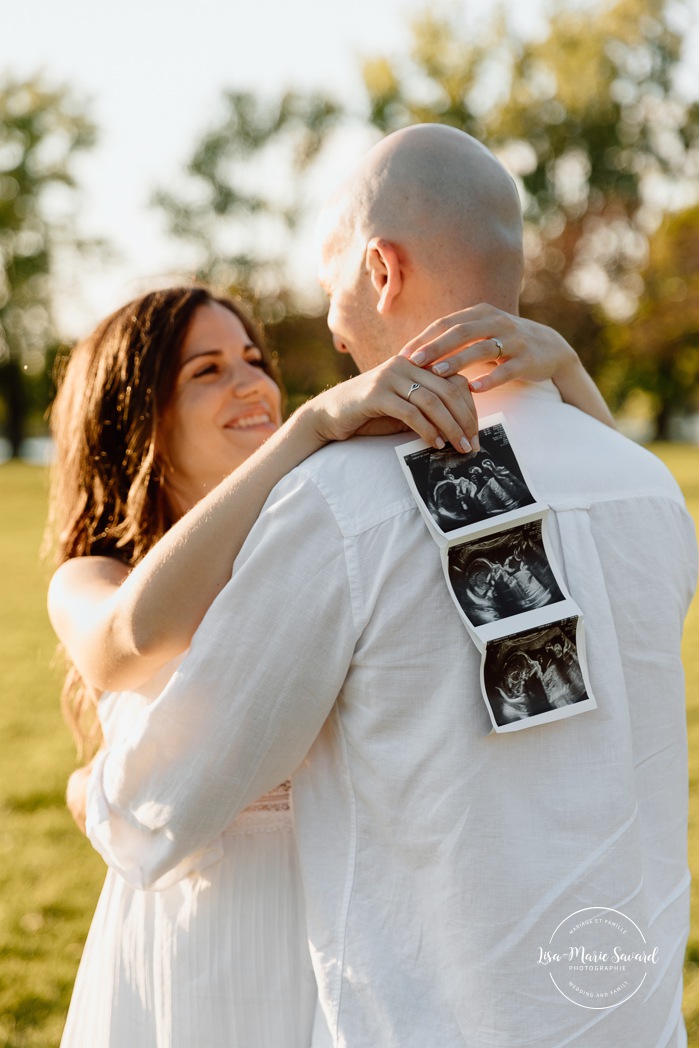 Golden hour maternity photos. Urban park maternity photos. Romantic maternity photos. Photographe à Lachine. Lachine photographer. Séance photo au parc René-Lévesque. Photos de maternité à Lachine.