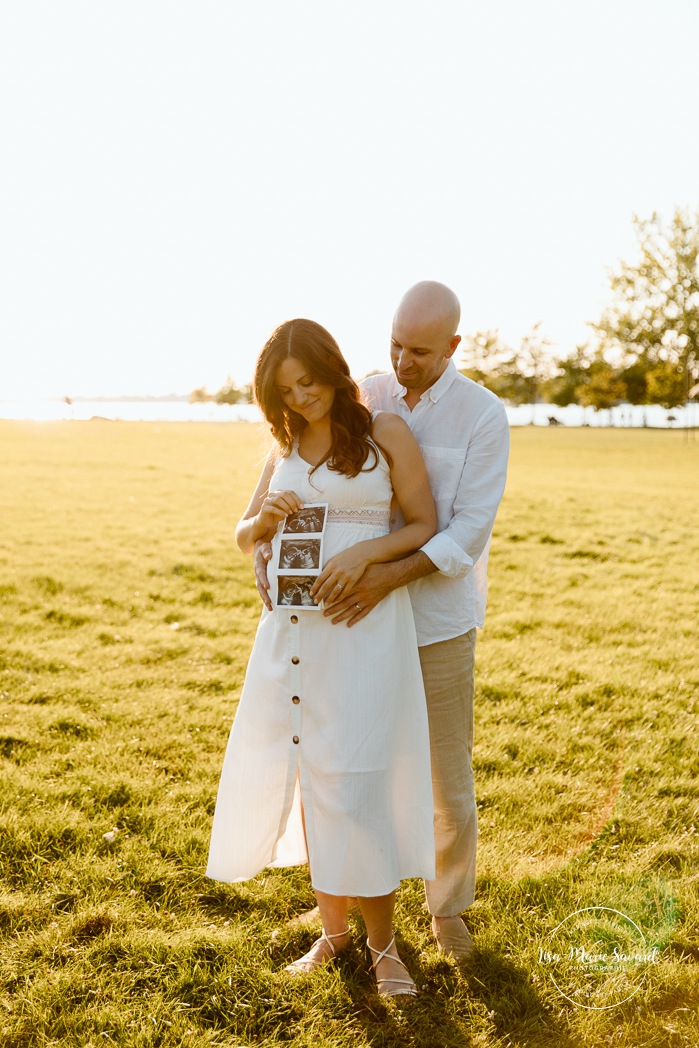 Golden hour maternity photos. Urban park maternity photos. Romantic maternity photos. Photographe à Lachine. Lachine photographer. Séance photo au parc René-Lévesque. Photos de maternité à Lachine.