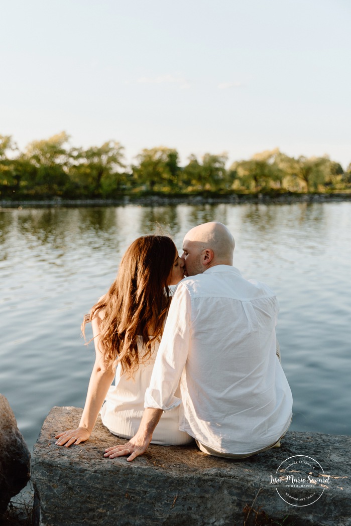 Waterfront maternity photos. River maternity photos. Lake maternity photos. Golden hour maternity photos. Romantic maternity photos. Photographe à Lachine. Lachine photographer. Séance photo au parc René-Lévesque. Photos de maternité à Lachine.