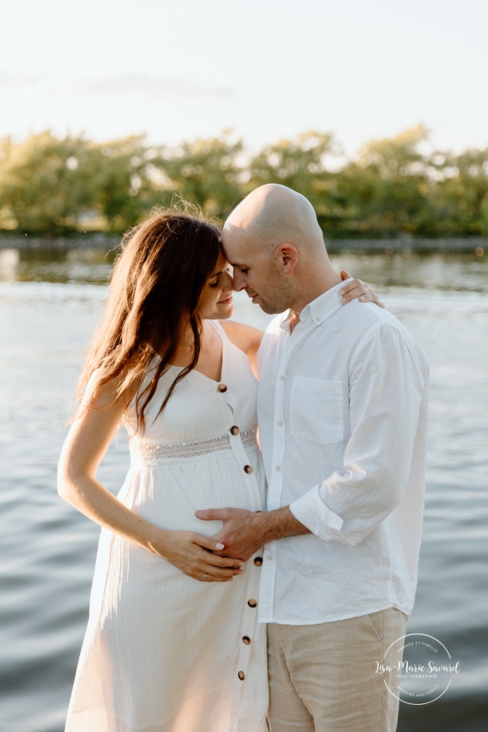 Waterfront maternity photos. River maternity photos. Lake maternity photos. Golden hour maternity photos. Romantic maternity photos. Photographe à Lachine. Lachine photographer. Séance photo au parc René-Lévesque. Photos de maternité à Lachine.