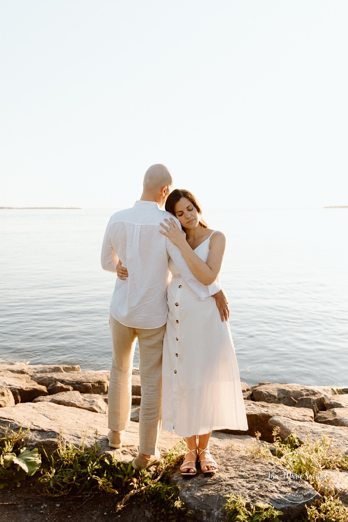 Waterfront maternity photos. River maternity photos. Lake maternity photos. Golden hour maternity photos. Romantic maternity photos. Photographe à Lachine. Lachine photographer. Séance photo au parc René-Lévesque. Photos de maternité à Lachine.