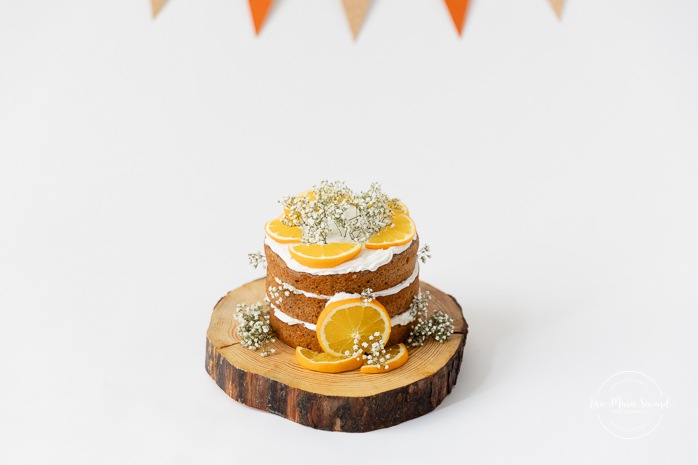 Citrus Smash the Cake session. Simple Smash the Cake ideas. Minimalist Smash the Cake photos. Séance Cake Smash avec agrumes. Photographe Smash the Cake à Montréal. Montreal Smash the Cake photographer. 