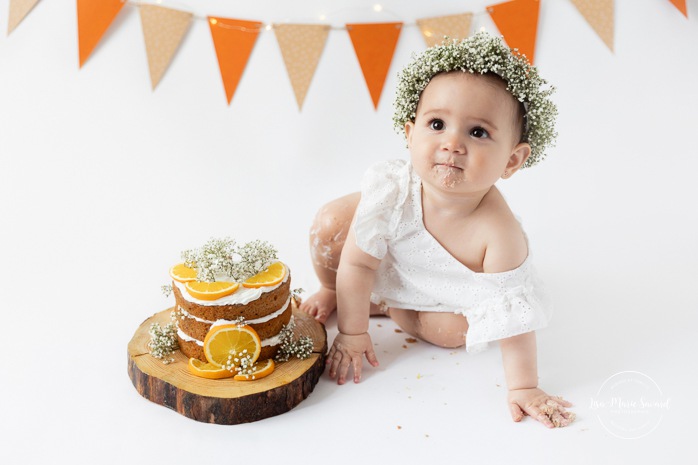 Citrus Smash the Cake session. Simple Smash the Cake ideas. Minimalist Smash the Cake photos. Séance Cake Smash avec agrumes. Photographe Smash the Cake à Montréal. Montreal Smash the Cake photographer. 