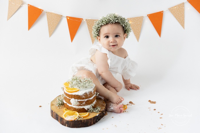 Citrus Smash the Cake session. Simple Smash the Cake ideas. Minimalist Smash the Cake photos. Séance Cake Smash avec agrumes. Photographe Smash the Cake à Montréal. Montreal Smash the Cake photographer. 