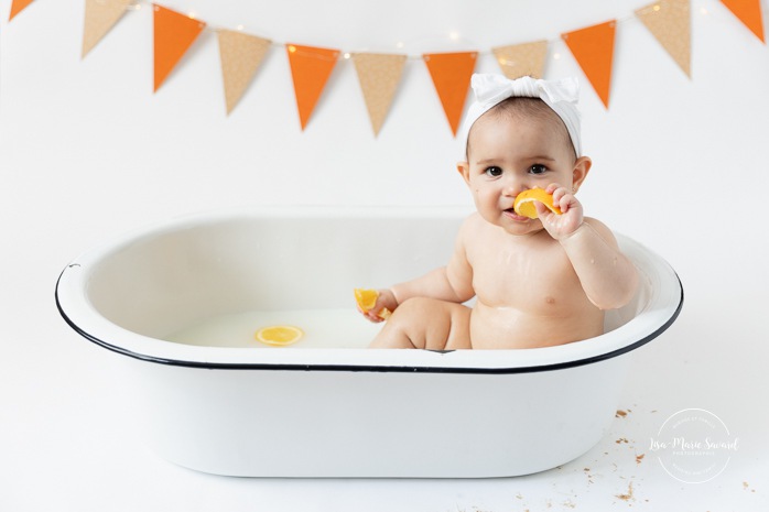 Citrus Smash the Cake session. Simple Smash the Cake ideas. Minimalist Smash the Cake photos. Séance Cake Smash avec agrumes. Photographe Smash the Cake à Montréal. Montreal Smash the Cake photographer. 