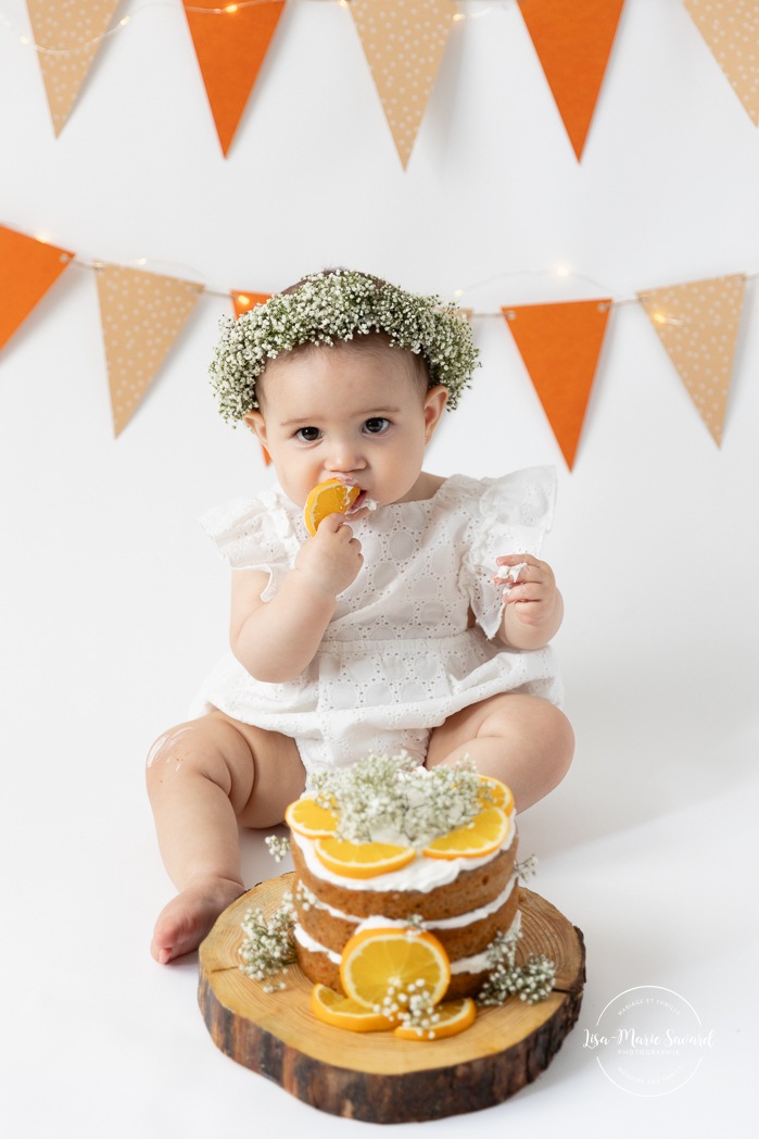 Citrus Smash the Cake session. Simple Smash the Cake ideas. Minimalist Smash the Cake photos. Séance Cake Smash avec agrumes. Photographe Smash the Cake à Montréal. Montreal Smash the Cake photographer. 
