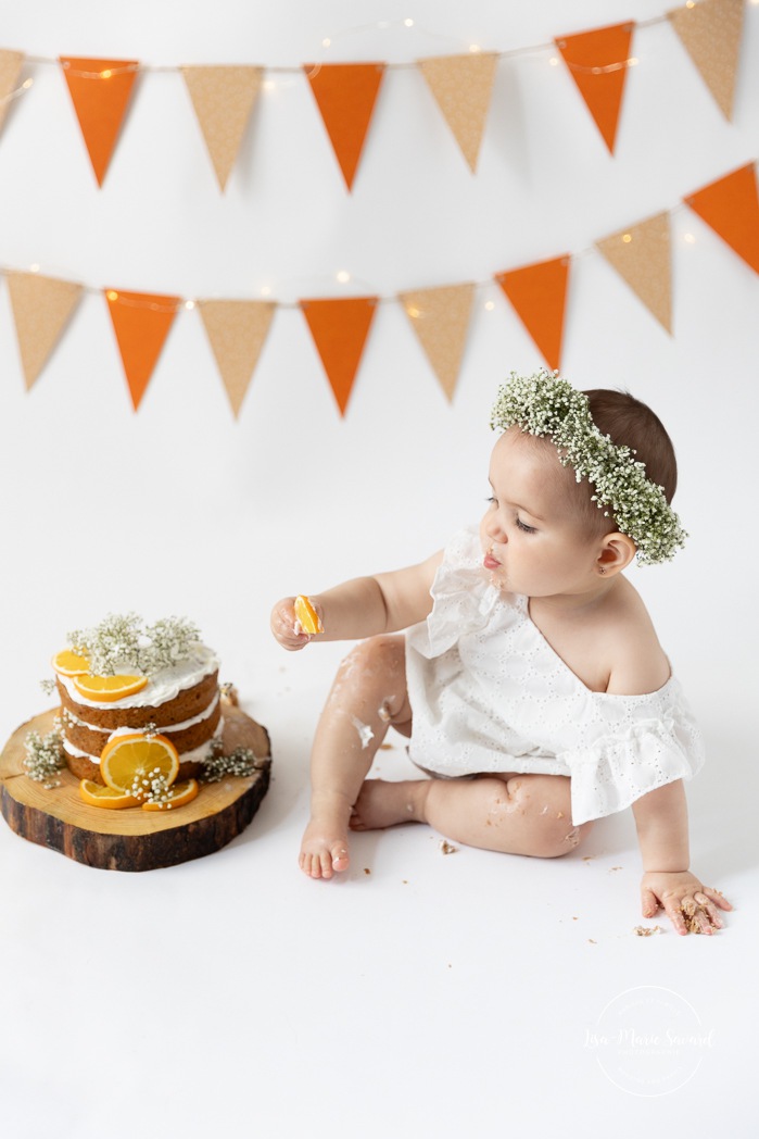 Citrus Smash the Cake session. Simple Smash the Cake ideas. Minimalist Smash the Cake photos. Séance Cake Smash avec agrumes. Photographe Smash the Cake à Montréal. Montreal Smash the Cake photographer. 