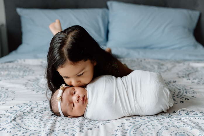 Lifestyle newborn photos. In-home newborn photos. Newborn photos with toddler sibling. Bedroom newborn photos. Séance nouveau-né à domicile à Montréal. Montreal lifestyle newborn session. Photographe famille Montréal. Montreal family photographer.