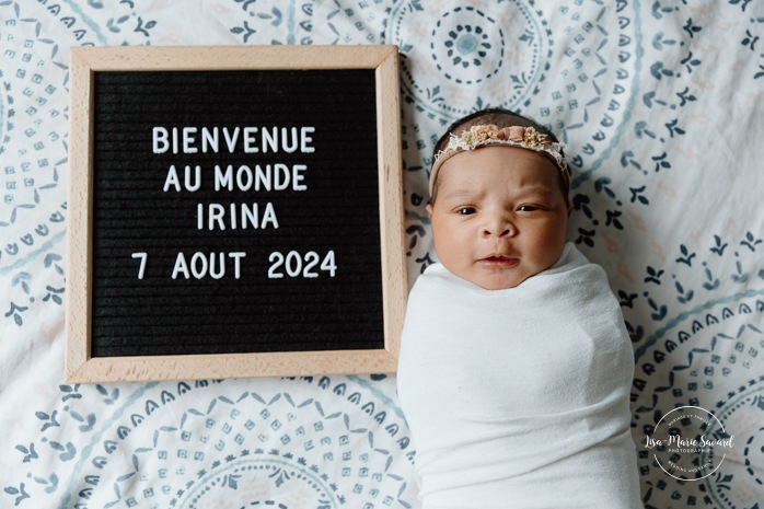 Lifestyle newborn photos. In-home newborn photos. Bedroom newborn photos. Séance nouveau-né à domicile à Montréal. Montreal lifestyle newborn session. Photographe famille Montréal. Montreal family photographer.